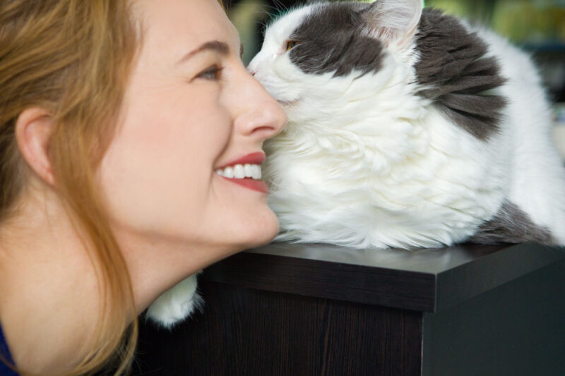Un hermoso vínculo entre una mujer y su gato.