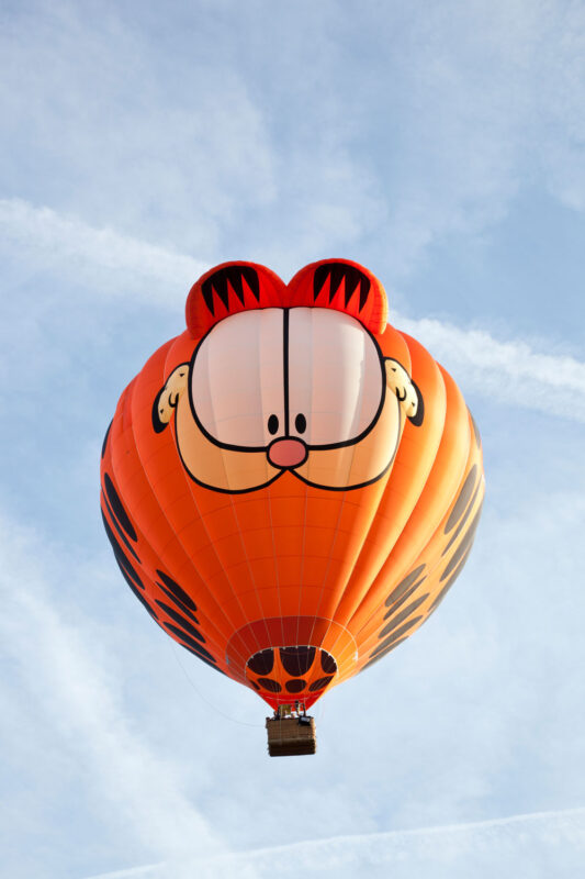 Un enorme globo aerostático con el tema de Garfield volando en el cielo.