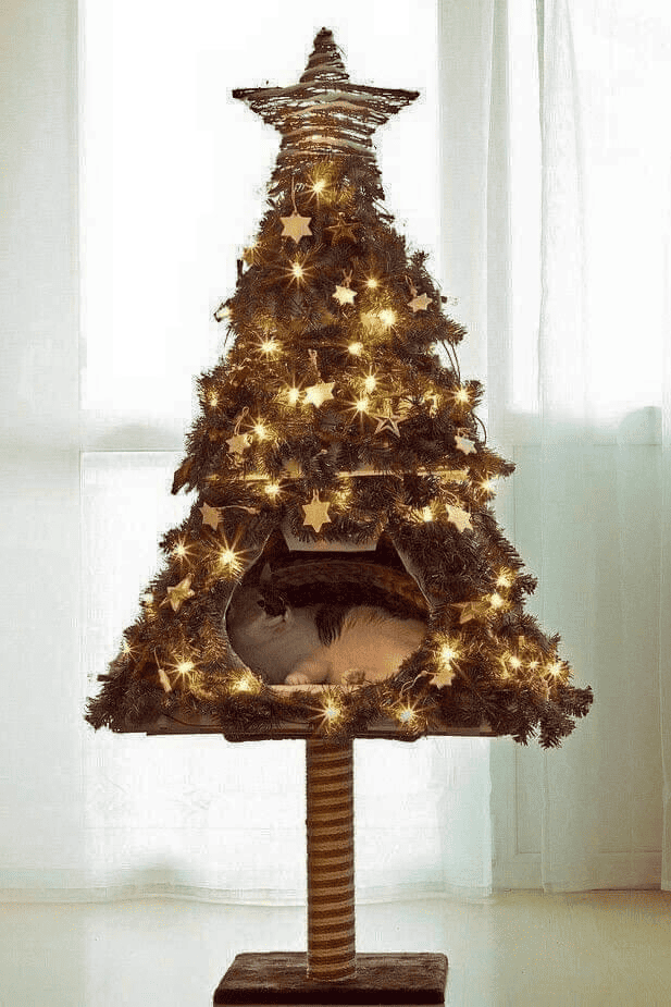 gato descansando dentro del árbol de Navidad