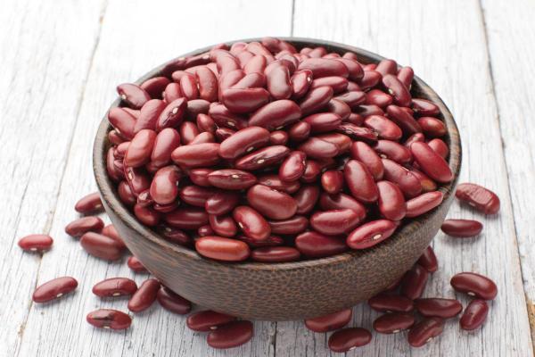 Alimentos prohibidos para las gallinas: frijoles rojos crudos