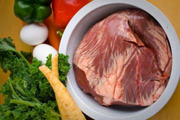 ¿Qué es la Dieta BARF para Perros? Consejos y Menú de Ejemplo - ¿Qué alimentos se pueden incluir en la dieta BARF?
