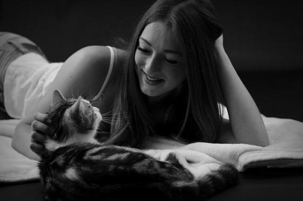 ¿Por qué te muerde tu gato? - Morder cariñosamente