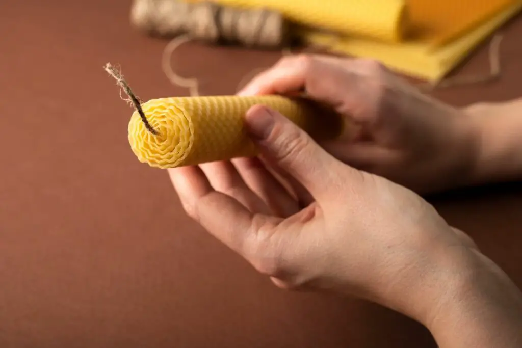 hacer una vela de panal de cera de abejas