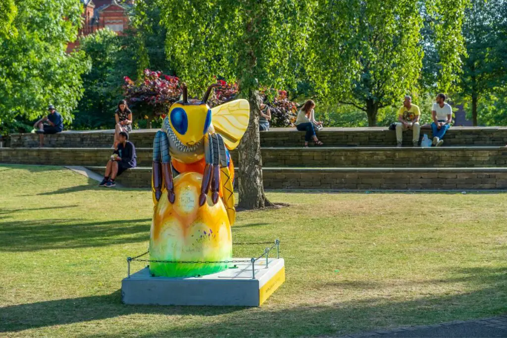 Escultura de abeja en un parque de Manchester.