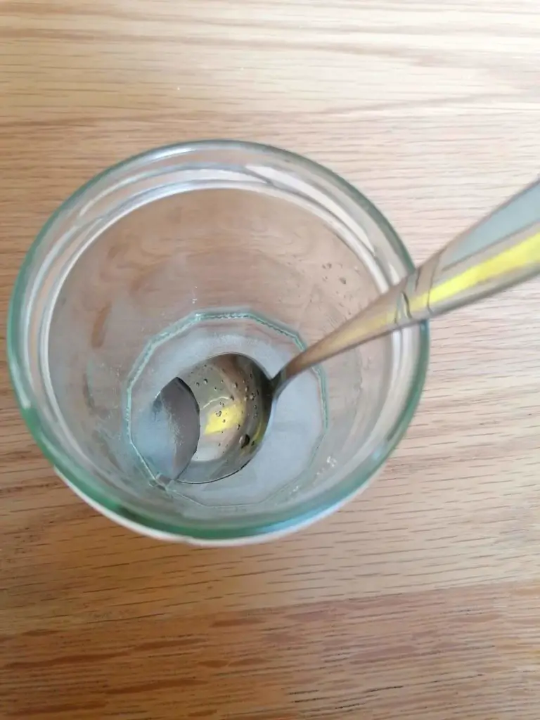 mezclar solución de azúcar y agua