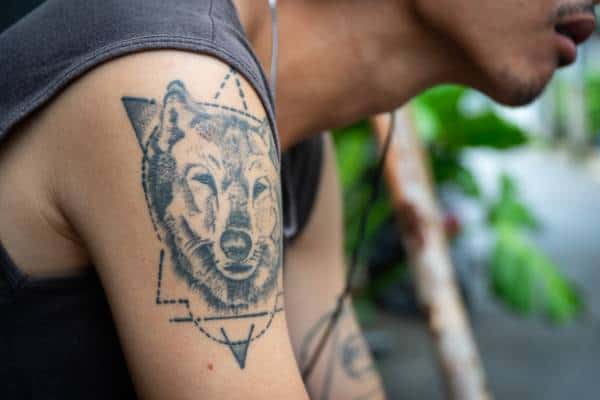 Hombre con un tatuaje de lobo