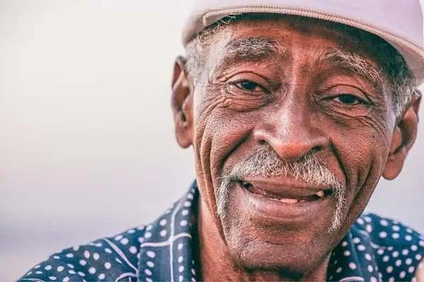 Viejo hombre humano sonriendo