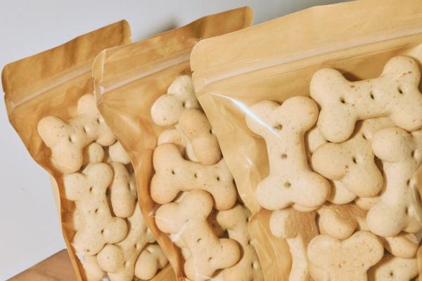 ¿Qué sonidos hacen felices a los perros?  - Sonido de envases y bolsas de plástico. 